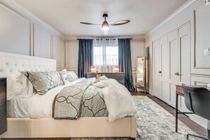 A spacious king-size bedroom featuring luxurious Egyptian cotton linens, designed with a sophisticated and contemporary style.

Get the best night of sleep ever with Eight sleep smart mattress technology