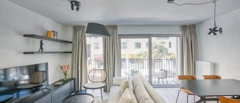 Lovely open concept living room and dining room space, with privileged access to the balcony