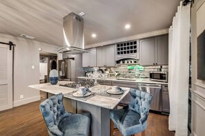Enjoy your morning coffee or tea at the kitchen island.