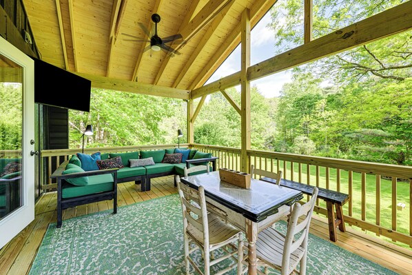 Highlands Vacation Rental | 2BR | 1BA | 1,000 Sq Ft | Access Only By Stairs
