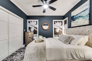 This cozy bedroom is dressed in luxurious Egyptian cotton linens, with blackout curtains to ensure a restful night’s sleep and help you sleep in peacefully.