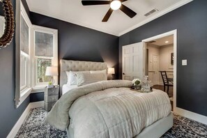 Get the best night's sleep on the queen size bed with hotel quality mattress and Egyptian cotton linens.