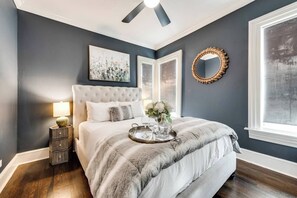  Enjoy a great night's sleep on the queen bed with hotel quality mattress and Egyptian cotton linens and walk-in closet.
