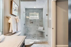 Walk-in Shower with great water pressure