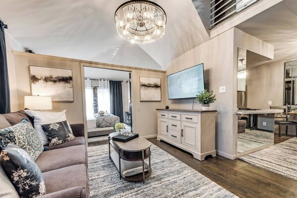 Spacious living room with Smart TV and stylish finishes.