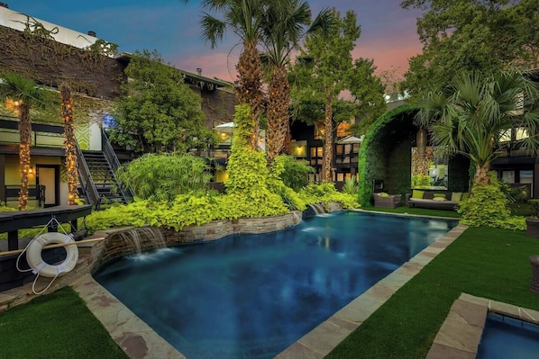 Just steps from one of Dallas’ most stunning pools, complete with waterfalls and a charming gazebo. Relax in the ample seating or unwind on the stylish lounge chairs scattered throughout the area.