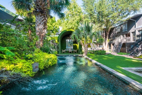Just steps from one of Dallas’ most stunning pools, complete with waterfalls and a charming gazebo. Relax in the ample seating or unwind on the stylish lounge chairs scattered throughout the area.