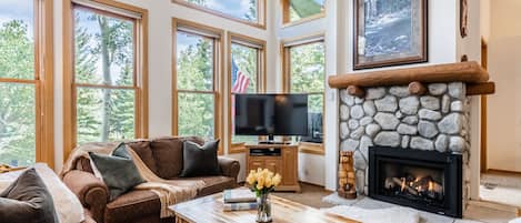 Living Room, Gas Fireplace, Flatscreen TV