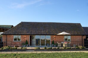 The exterior and patio of Stable Barn in the Cotswolds