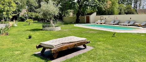 Jardin arboré avec piscine chauffée de 9m à 28 degrés, trampoline et balançoire