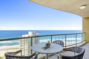 Enjoy your morning coffee in this balcony with the ocean view
