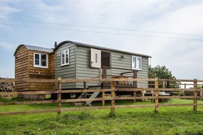 Wagtail - front aspect of the shepherd's hut with rear extension