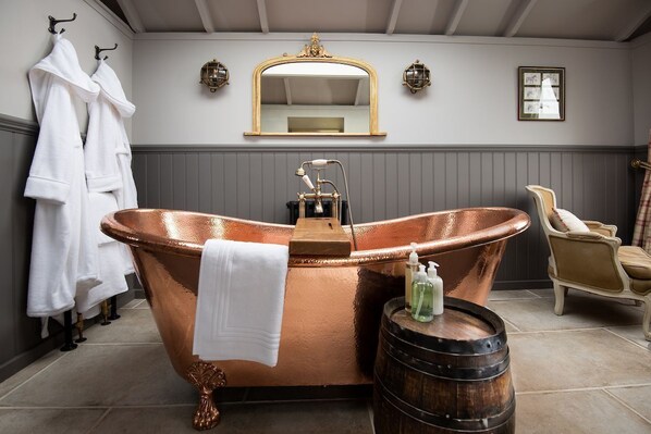 Wagtail - eye-catching free-standing copper bath