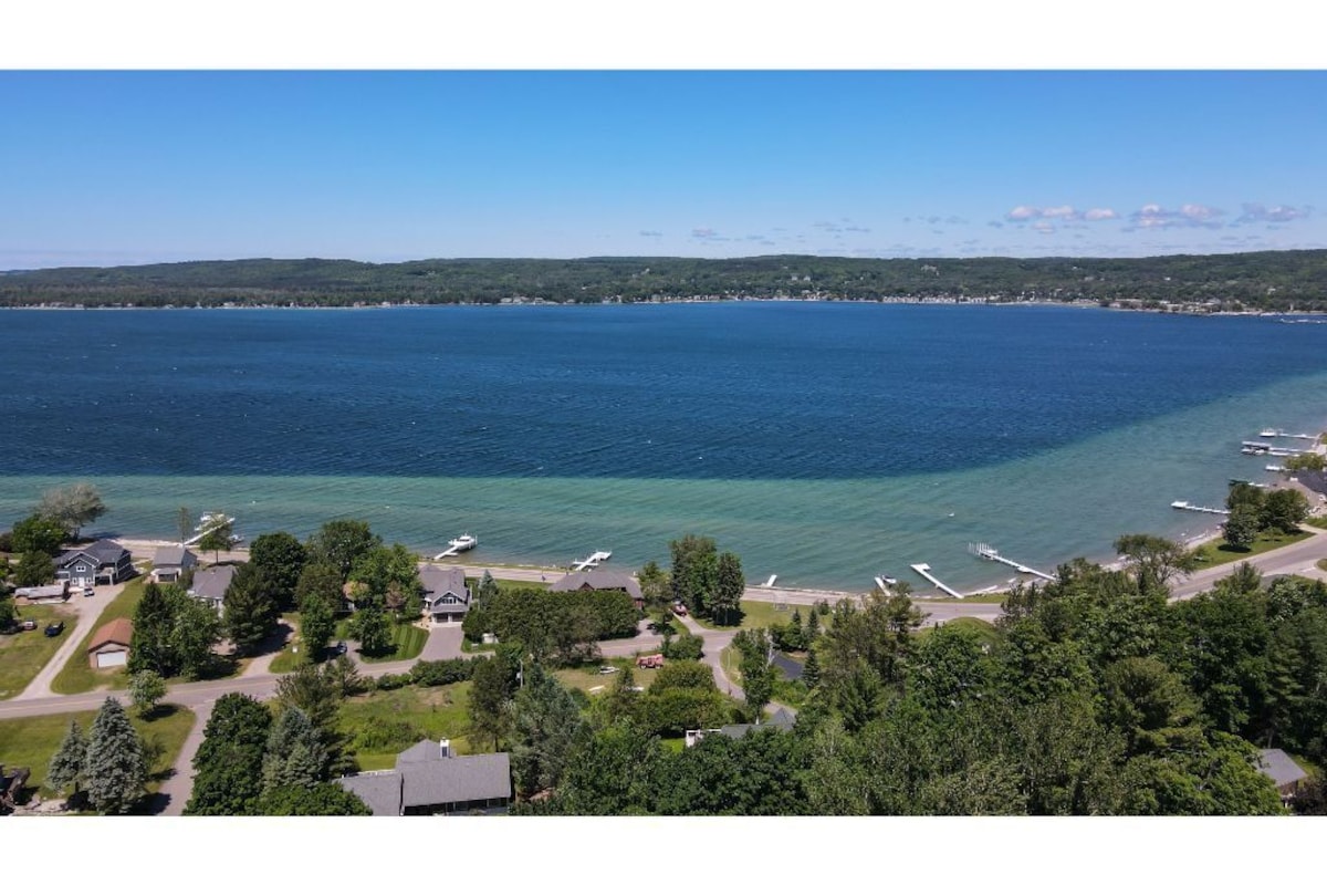 Amazing Views of Lake Charlevoix 1 Mile from Boyne city