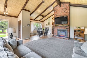 Living Room | Free WiFi | Central Heating | Smart TV | Electric Fireplace Insert