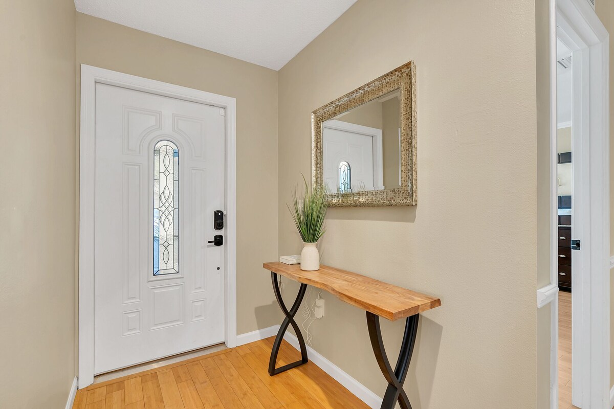 NEW* KING Bed/Centrally Located/Near Parks & Beach