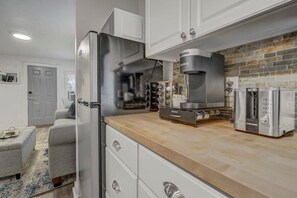 Start Your Day with a Perfect Cup of Coffee from Our Keurig – Your Ideal Companion for a Blissful Vacation!
