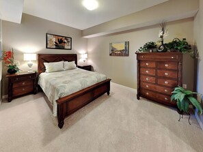 Primary Suite - Queen Bed