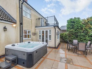 Hot tub | Nurseries Cottage, Mumby