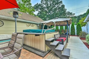 Private Yard | Hot Tub | Gas Fire Table | Dining Table | Smart TV | Heaters