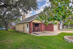 Parking | Driveway (1 Vehicle) | RV Parking | Free Street Parking