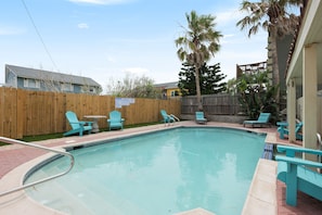 Private pool with kiddy pool!