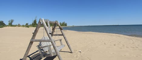 800 feet of shared beach