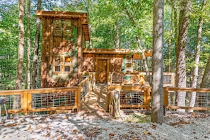 Amazonia treehouse cabin in TimerRidge Cabin community is the perfect placefor your next stay in Red River Gorge, Ky.