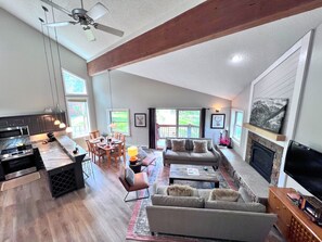 Fantastic open plan to gather with 7 of your favorite people!