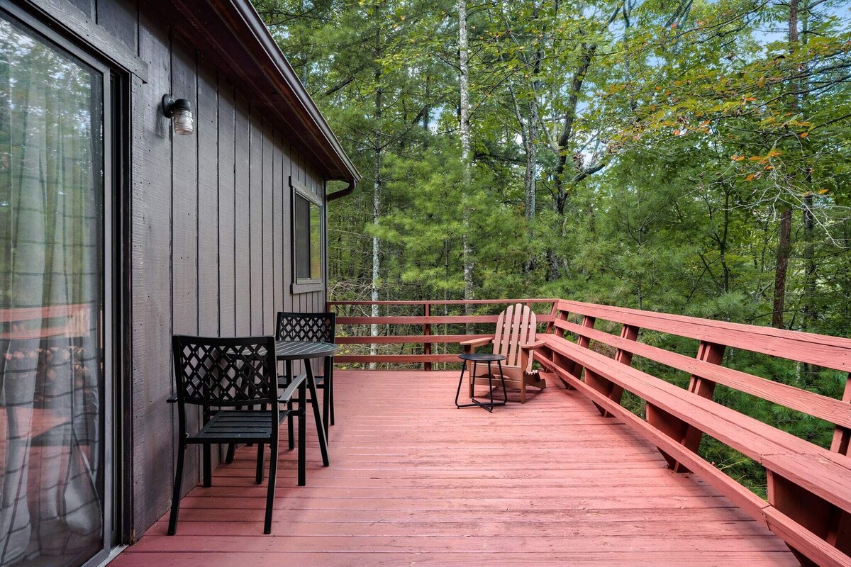Hot Tub, Screened Porch, Fire Pit, WiFi Cabin