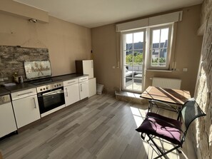 Küche samt Kühlschrank,Herd,Ofen,Geschirr, Besteck uvm.