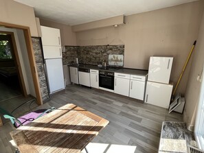Küche samt Kühlschrank,Herd,Ofen,Geschirr, Besteck uvm.