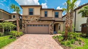 Beautiful 7 bed 5 bath villa located in Windsor At Westside Resort