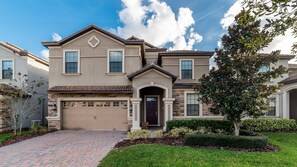 Beautiful 9 bed 5 bath villa located in Champions Gate Resort