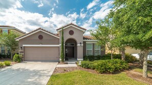 Beautiful 5 bed 5 bath villa located in Solterra Resort