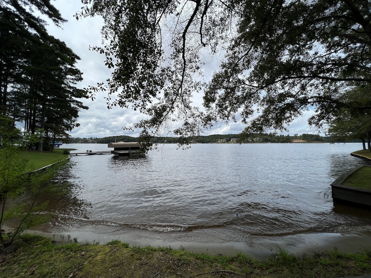 Lake Oconee waterfront retreat with separate guesthouse and private beach & dock