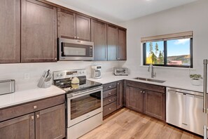 High End Appliances And Custom Granite Countertops Throughout