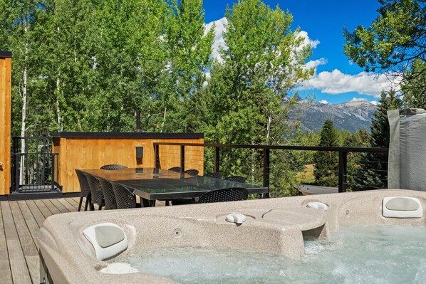 Roof Deck Dining & Hot Tub