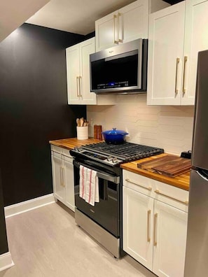 6 qt cast iron dutch over is one of the very many things in our fully stocked kitchen with convection over and gas cook top. Looking for something in particular? Ask us if we have it and I bet we do!