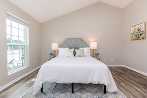 Guest Bedroom w/Queen bed & Streaming