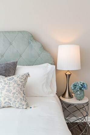 Secondary Bedroom w/Queen bed & Streaming 