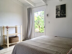 Coin chambre donnant sur la terrasse sud, vue campagne.