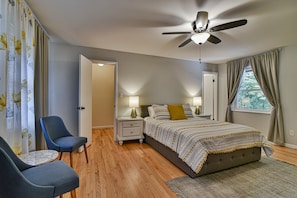 Primary en-suite queen bedroom