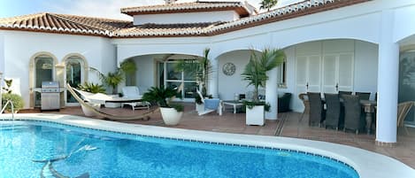 Poolterrasse mit 180 Grad Panorama-Meersicht über Stadt und Hafen von Dénia 