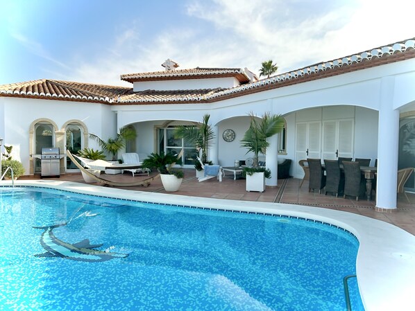 Poolterrasse mit 180 Grad Panorama-Meersicht über Stadt und Hafen von Dénia 