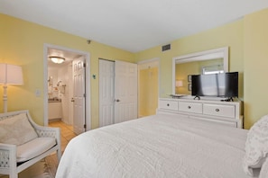 Queen Bedroom with En Suite Bath