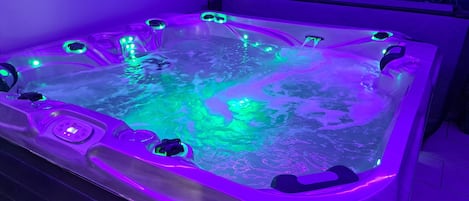 Indoor spa tub