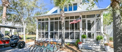 Amazing Screened in Porch. One level living, Listen to the ocean & take a nap!
