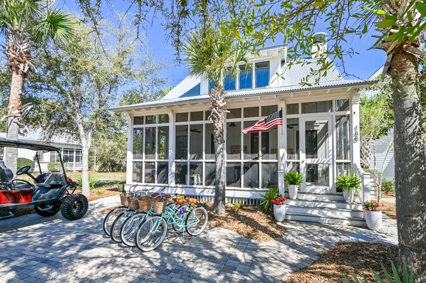 Amazing Screened in Porch. One level living, Listen to the ocean & take a nap!
