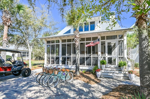 Amazing Screened in Porch. One level living, Listen to the ocean & take a nap!
